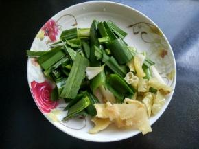 生姜切片，小米椒切碎，蒜苗切段。