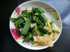 生姜切片，小米椒切碎，蒜苗切段。