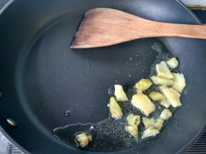 羊肉炖好了，锅内放油，放生姜，小米椒爆香。