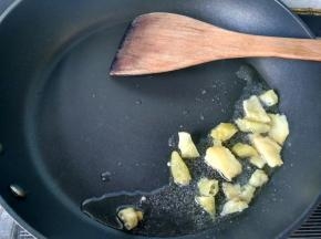 羊肉炖好了，锅内放油，放生姜，小米椒爆香。