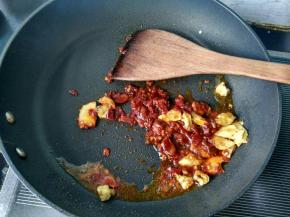 放豆瓣酱，炒出红油。