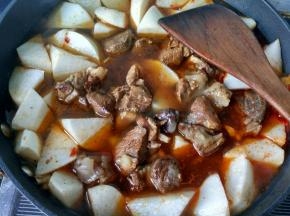 倒入羊肉，放盐，大火烧开转小火。
