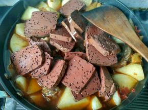 萝卜变软，放入猪血。