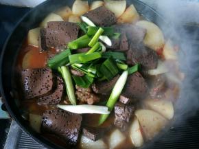 炖好了，放入蒜苗，鸡精。