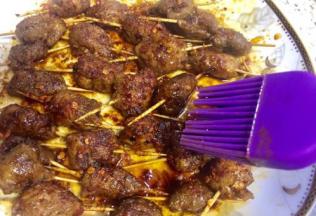 时间到了取出，用刷子沾上盘子里的油料刷再肉上