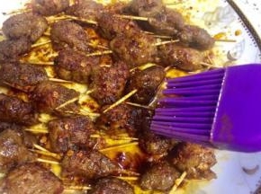 时间到了取出，用刷子沾上盘子里的油料刷再肉上