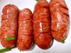 我喜欢脆皮肠放在烤箱烤制，在脆皮肠上划几刀表面抹一点点油放烤箱180度10-15分钟，出炉的时候可以撒一点点孜然粉一点点香葱味道不错哦，脆皮肠的口感里面嫩嫩的表皮有点脆哦