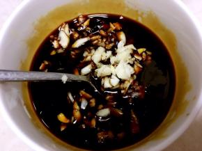 加入切碎的葱姜蒜末，搅拌均匀