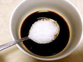 加入两勺砂糖跟一小撮盐，黑胡椒粉搅拌均匀