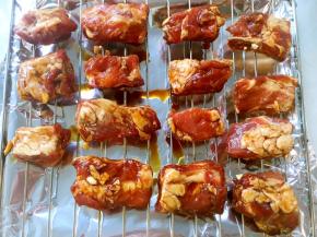 烤箱预热220度，烤盘铺锡纸，上面架烤网，将腌制好的排骨摆放在烤网上，底下铺烤盘是因为在烘烤的过程中会有汁液滴下