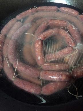 在锅里倒满水将晾晒好的脆皮肠冷水下锅开始煮，煮到锅里水的边缘有点小泡泡的时候开小火，注意水一点不要煮沸腾哦，保持接近沸腾的状态15-20分钟左右全程不加盖哦，香肠浮在表面差不多就熟了