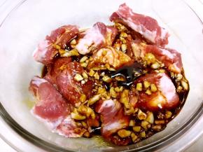 倒入调好的酱汁，用筷子搅拌均匀，盖保鲜膜冰箱冷藏腌制20个小时