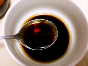 用家里常用的勺，加入鲜酱油，老抽等