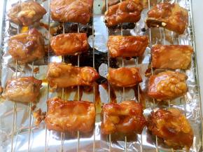 再烘烤10分钟取出，翻个面，刷上蜂蜜水入烤箱继续烘烤