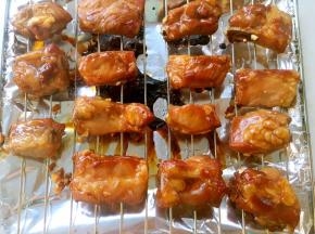 再烘烤10分钟取出，翻个面，刷上蜂蜜水入烤箱继续烘烤