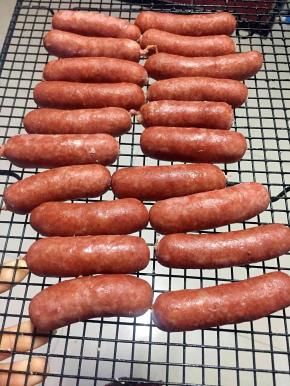 将煮好的脆皮肠沥干水分就可以一个个剪开放冰箱冷冻保存，随吃随取哦