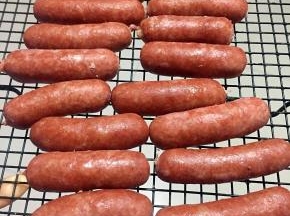 将煮好的脆皮肠沥干水分就可以一个个剪开放冰箱冷冻保存，随吃随取哦