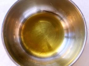 蜂蜜倒入容器内，加一点点水调均匀