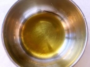 蜂蜜倒入容器内，加一点点水调均匀