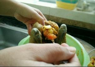 然后把拌好食材塞到鸡肚子里。再把鸡爪也塞进去。