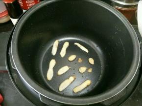 压力锅铺姜片。