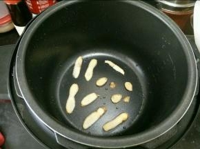 压力锅铺姜片。