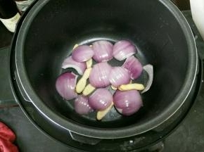 再铺一层洋葱。
