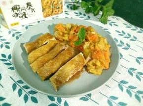 凉凉至手温，砍成块装盘。