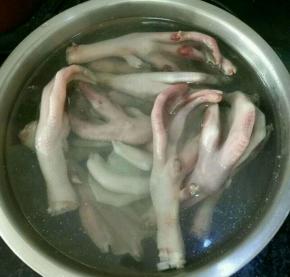 鸭爪洗干净，冷水入锅加入料酒和盐，煮几分钟后捞出备用。