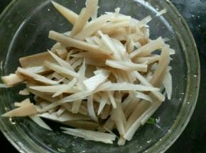 酸笋切小条。