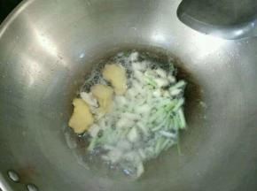 热锅凉油下葱姜蒜，爆香。