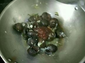 放入田螺翻炒片刻后加入黄豆酱、耗油、生抽、盐。