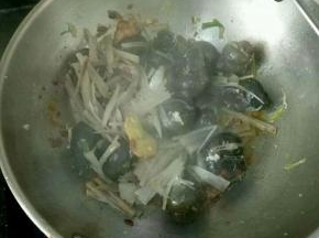 继续翻炒均匀，加入酸笋和辣椒。