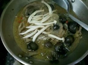 然后放入蟹味菇，继续焖半个小时。