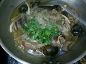 出锅前放入薄荷叶，翻炒均匀出锅。