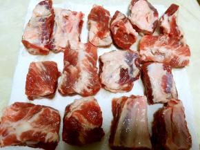 用厨房纸吸干水份，之后排放在容器内