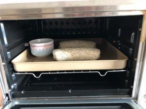 烤盘上放一小碗清水，进行第二次发酵，37度，40分钟