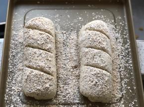 发酵好的面团撒上快熟型纯燕麦片，用割刀斜割三刀