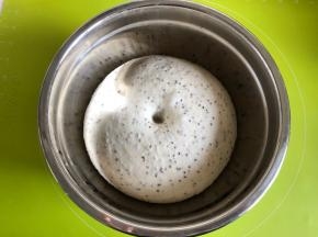 1小时后，面团发酵到原来的2倍大小，可以用手蘸一点面粉戳一下，检查一下面团不回缩即可