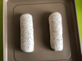 把面团卷起，放在烤盘内