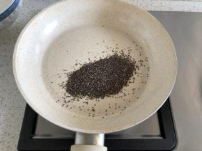 奇亚籽倒入不粘锅，小火炒香，放凉备用