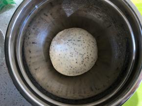 把面团揉圆放入容器内，盖上湿毛巾，烤箱内放一杯清水保持湿度，30度，发酵1小时