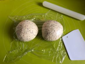 将面团平均分为2份，揉圆，盖上保鲜膜松弛15分钟