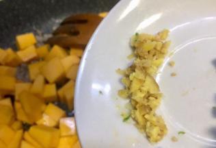 放入南瓜丁一起炒