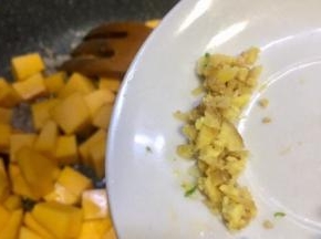 放入南瓜丁一起炒