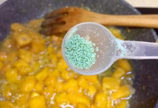 放入少许蔬之鲜，翻炒均匀