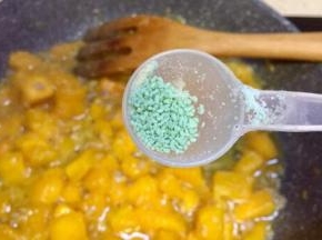 放入少许蔬之鲜，翻炒均匀