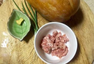 准备所需食材，买的一个金枕黄南瓜，切600克