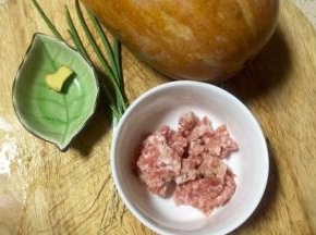 准备所需食材，买的一个金枕黄南瓜，切600克