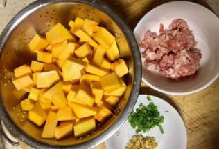 南瓜去皮切丁，老姜切末，香葱切葱花